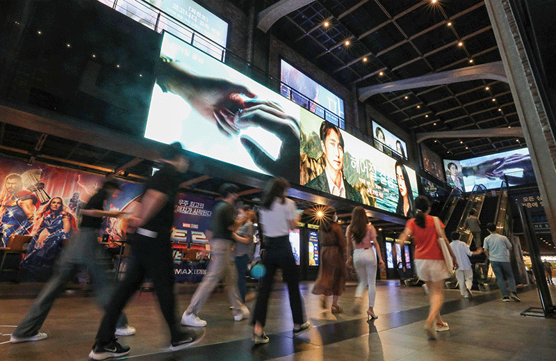 지난 6월 서울 시내 한 영화관에 관객들이 모여들고 있다. photo 뉴시스
