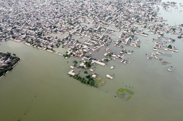 지난 1일 촬영된 파키스탄 자파라바드의 전경. 홍수로 도시가 물에 잠겨 있다. photo AP
