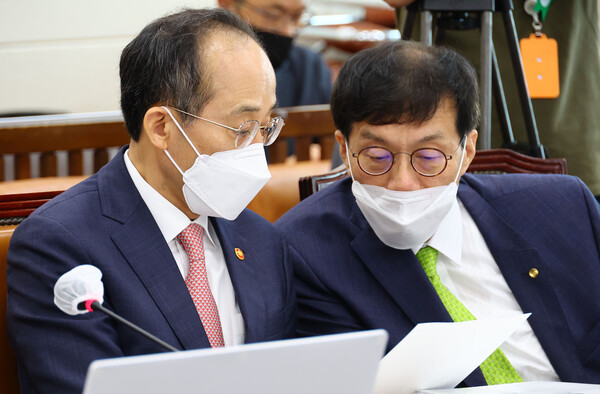 추경호 경제부총리 겸 기획재정부 장관과 이창용 한국은행 총재(오른쪽). photo 뉴시스
