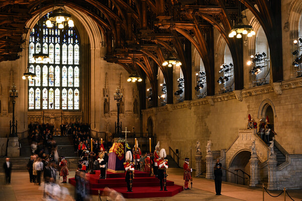 14일 영국 런던 웨스트민스터 홀에서 시민들이 고 엘리자베스 2세 여왕 관을 참배하고 있다. photo AP