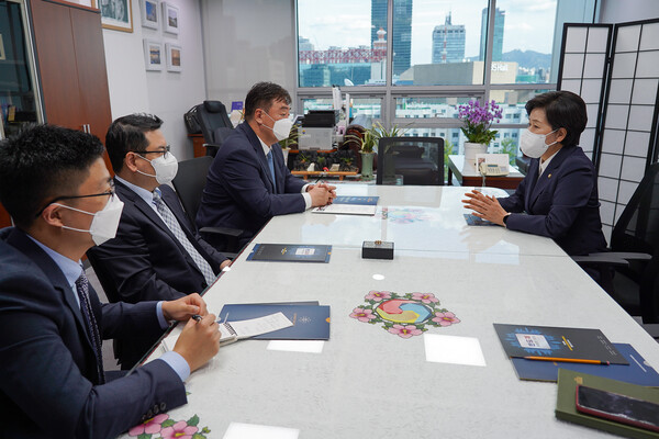 20일 싱하이밍 주한중국대사(왼쪽 세 번째)가 양향자 무소속 의원을 찾아 대화를 나누고 있다. photo 양향자 의원실