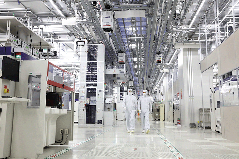 세계 최대 반도체 생산시설인 삼성전자 ‘평택캠퍼스’에서 방진복을 입은 직원들이 100% 자동화된 반도체 생산설비를 살펴보고 있다. photo 삼성전자