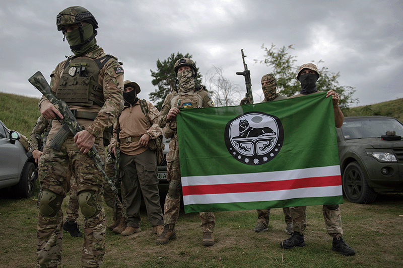 지난 8월 27일 체첸 군인들이 키이우 외곽에서 훈련을 마친 후 체첸 국기를 배경으로 포즈를 취했다. 러시아군의 총알받이로 충원되는 체첸이 러시아군의 사기 저하를 틈타 독립전쟁을 벌일지 주목된다. photo 뉴시스
