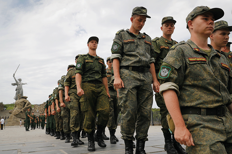 러시아 병사들이 지난 7월 11일 볼고그라드 2차대전 참전비 앞에서 우크라이나 참전 군인들에 대한 지지 행진을 벌이고 있다. 러시아는 청년 남성 인구가 격감하면서 병력 보충에 애를 먹고 있다. photo 뉴시스