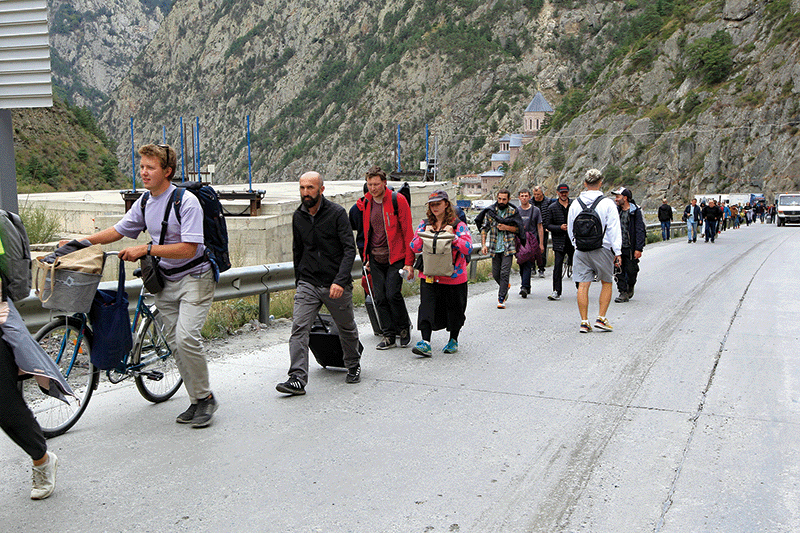 지난 9월 29일 동원령을 피해 걸어서 조지아로 탈출하는 러시아 사람들. photo AP·뉴시스