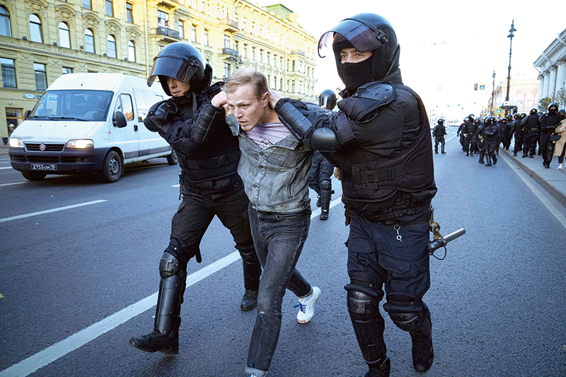 지난 9월 24일 러시아 상트페테르부르크에서 동원령에 항의하는 한 남성이 러시아 무장경찰에 체포되고 있다. photo AP·뉴시스