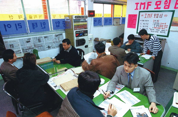 1998년 2월 3일, 서울 양천구 목동 ‘IMF모임터’를 찾은 구직희망자들이 일손을 구하려는 기업체 직원들과 얘기를 나누고 있다. photo 조선일보