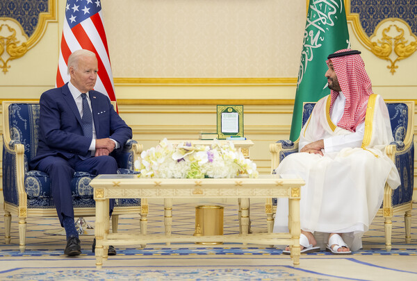 지난 7월 16일 사우디아라비아를 방문한 조 바이든 미국 대통령이 무함마드 빈 살만(MBS) 사우디 왕세자와 회담을 갖고 있다., photo 뉴시스