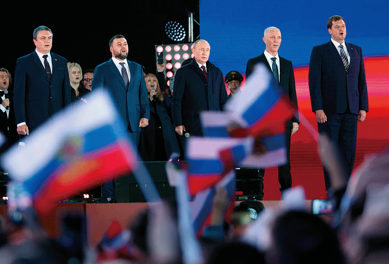 지난 9월 30일 푸틴 러시아 대통령(왼쪽 셋째)이 모스크바 붉은광장에서 러시아가 병합한 루한스크, 도네츠크, 자포리자, 헤르손 등 4개주 지도자들과 함께 러시아의 일부가 됐다는 조인식을 갖고 있다. photo 뉴시스