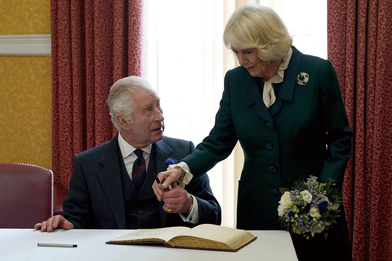 지난 10월 13일 찰스 3세가 서명을 하다 탁자 위 펜과 잉크가 손에 묻어 짜증을 내자 카밀라가 자연스럽고 부드럽게 수습하는 장면이 전 세계에 생중계됐다. photo 뉴시스