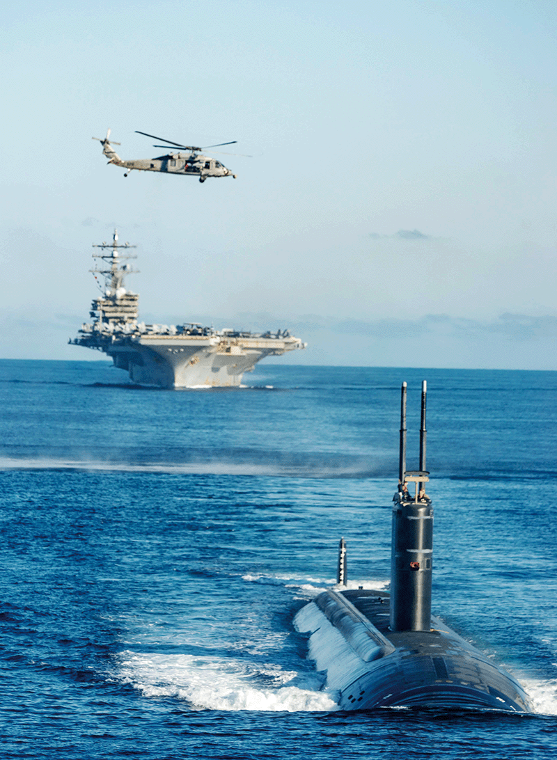 지난 9월 30일 한·미·일 대잠전 훈련에 참가한 미측 전력들이 동해 공해상에서 기동훈련을 하고 있다. 앞쪽부터 미국 원자력추진 잠수함 아나폴리스함(SSN), 미국 원자력추진 항공모함 로널드 레이건함(CVN), 미국 해상작전헬기(MH-60, 시호크). photo 뉴시스