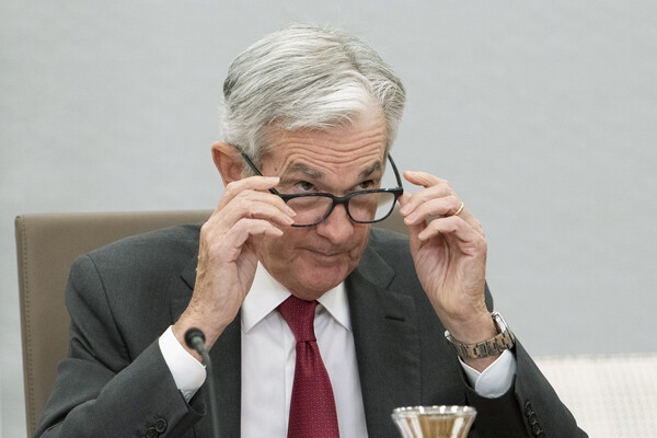 제롬 파월 연방준비제도이사회(FRB) 의장이 회의 중 안경을 고쳐쓰고 있다. photo 뉴시스