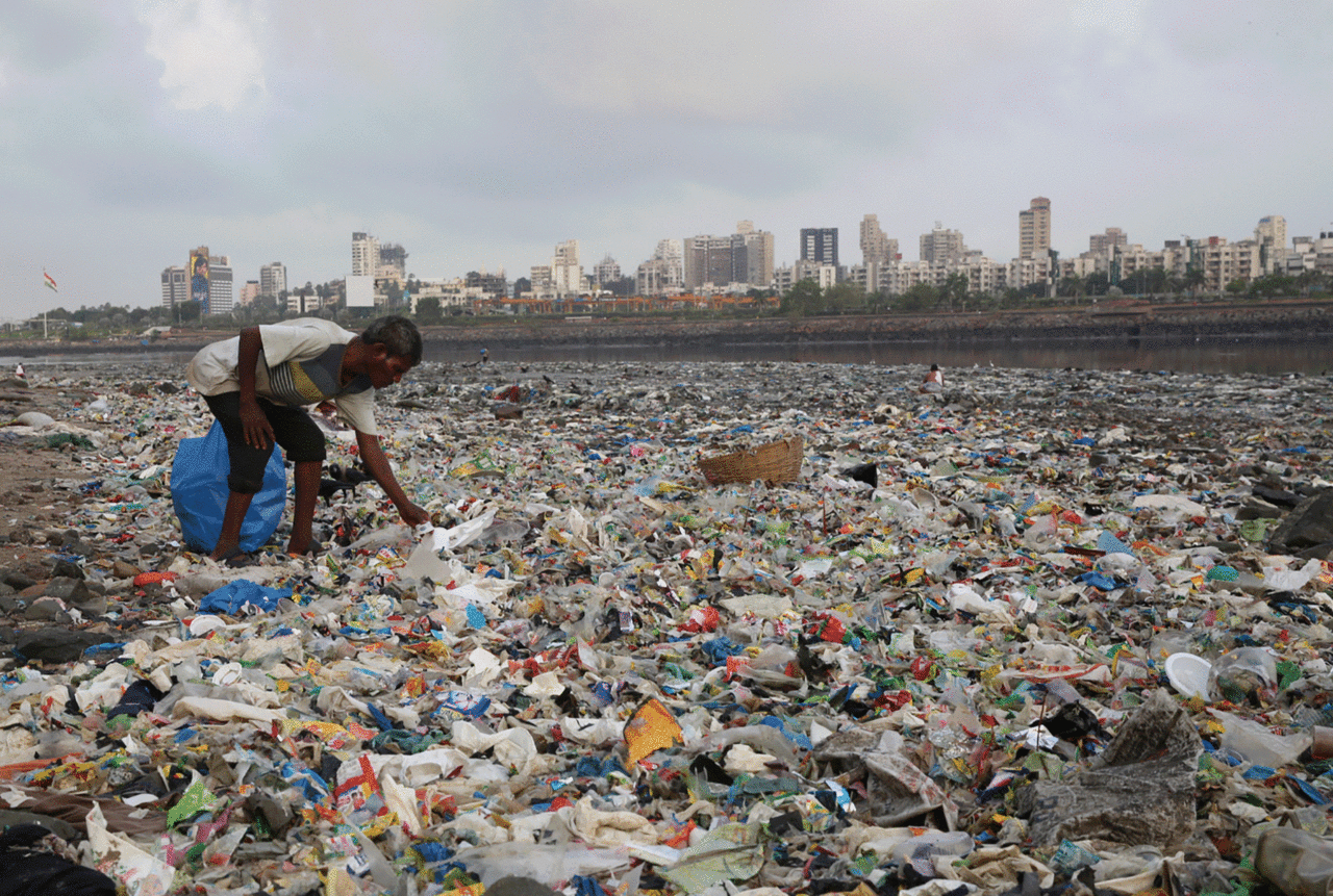 아랍에미리트의 한 소년이 해변에 밀려온 플라스틱을 수거하고 있다. photo 뉴시스