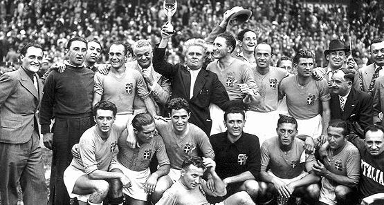 1930년 우루과이에서 열린 제1회 피파 월드컵에서 우승한 우루과이.photo. FIFA World Cup News