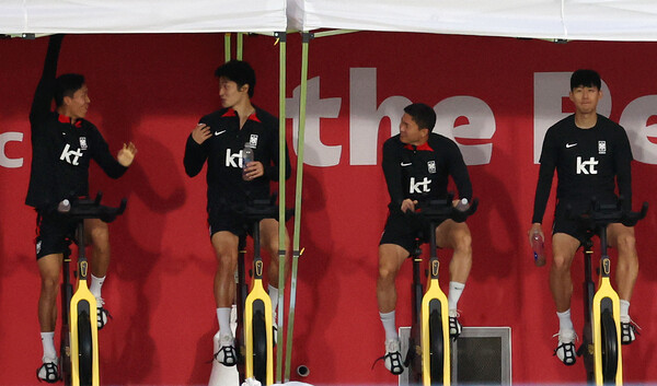The players of the Korean national football team recover by riding bicycles at the Al Egla Training Center in Doha, Qatar, on the afternoon of the 29th (local time).  photo news