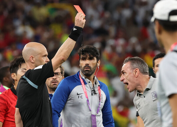 Korea lost 2-3 in the Qatar 2022 World Cup Group H second leg match between Korea and Ghana held at the Al Rayyan Education City Stadium on the 28th (local time) in Qatar.  After the game, manager Paulo Bento receives a red card in the process of protesting to the referee.  Yonhap News photo