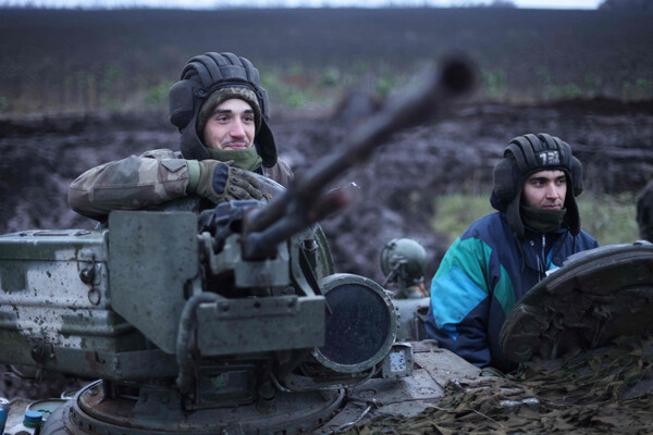 지난 28일(현지시간) 우크라이나 동부 최전선 인근 모처에서 우크라이나 전차병들이 전차에 탑승해있다. photo 연합뉴스