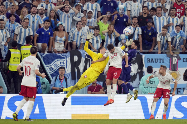 폴란드 골키퍼 보이치에흐 슈체스니의 손이 아르헨티나의 리오넬 메시의 얼굴에 닿은 모습. VAR끝에 선언된 페널티킥은 논란을 불러왔다. photo 뉴시스