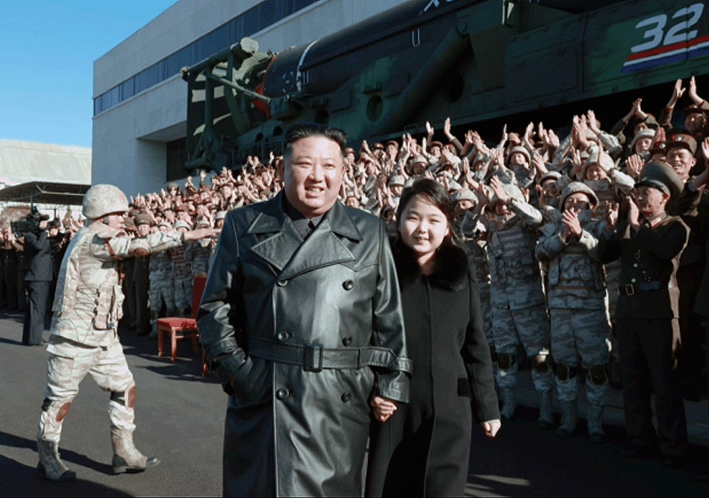 북한 조선중앙TV가 지난 11월 27일 북한 김정은 국무위원장이 신형대륙간탄도미사일 화성-17형 시험발사에 참여했던 공로자들과 함께 기념사진을 찍고 그들의 노력을 평가했다고 보도했다. 이날 김 국무위원장은 둘째 딸을 데리고 나와 과시하는 모습을 보였다. photo 뉴시스