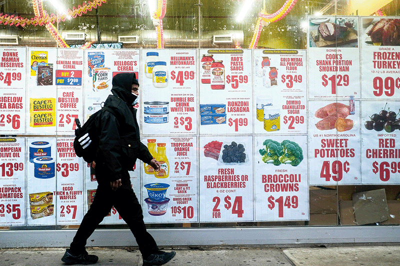 지난 12월 23일 미국 뉴욕 퀸스의 한 식료품점 창문에 상품들의 가격이 붙어있다. photo 뉴시스