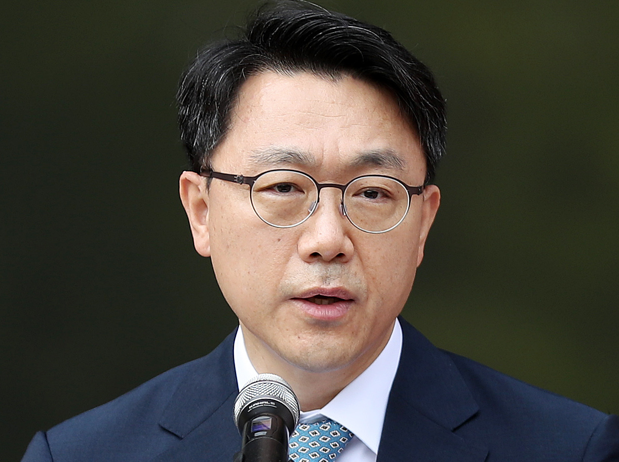 김진욱 공수처장, 시무식때 찬송가 부르며 울어...불교계 