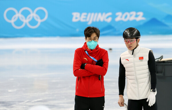 In 2022, Kim Seon-tae, coach of the Chinese short track national team, and Victor An, technical coach, train with Chinese athletes at Capital Indoor Stadium in Beijing, China.  photo newsis