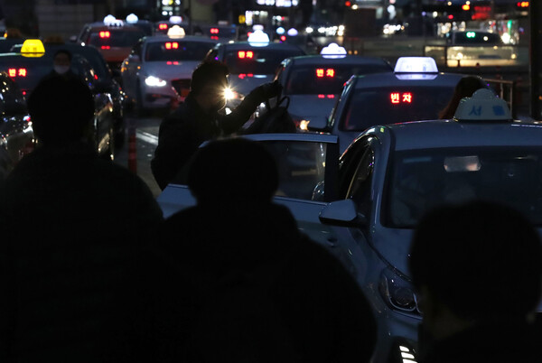2월 1일부터 서울 중형택시 기본요금은 기존 3800원에서 4800원으로 1천원 인상됐다. 사진은 서울 시내 한 택시 정류소에서 승객들이 택시를 잡는 모습. photo 뉴시스