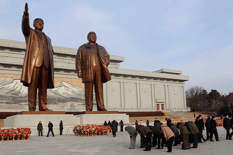 2021년 2월 16일 북한 당국이 김정일의 생일로 기념하는 ‘광명성절’을 맞아 북한 주민들이 평양 만수대 언덕의 김일성·김정일 부자 동상을 찾아 참배하고 있다. photo 뉴시스