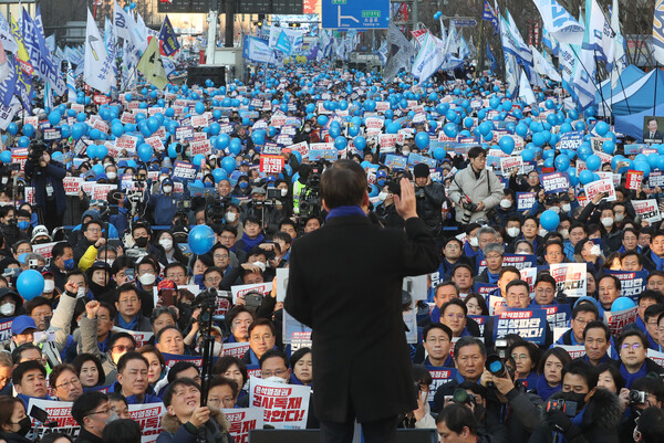 이재명 대표가 지난 4일 서울 세종대로에서 열린 윤석열정권 민생파탄-검사독재 규탄 국민보고대회에서 지지층을 향해 연설하고 있다. photo 뉴시스