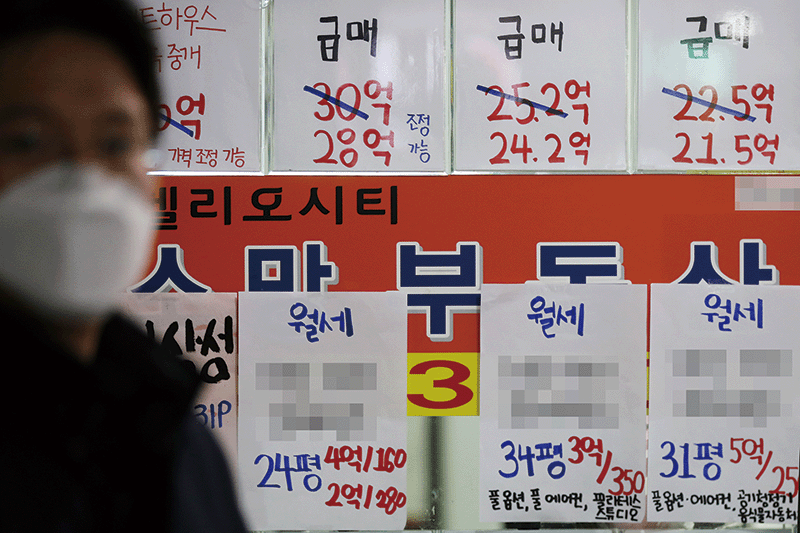 서울 송파구의 한 부동산 업소에 월세 시세를 알리는 안내문이 잔뜩 붙어있다. photo 뉴시스
