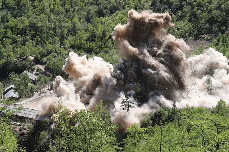 2018년 5월 24일 함경북도 길주군 풍계리 핵실험 관리 지휘소 시설 폭파 현장. 이날 북한 핵무기연구소 관계자들은 관리 지휘소시설 7개 동을 폭파했다. photo 뉴시스