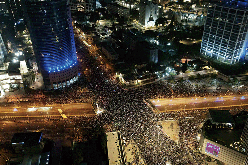 지난 3월 4일 밤 이스라엘 텔아비브 중심가에 수십만 명의 사법개혁안 반대 시위 군중이 몰려있다. photo THE TIMES OF ISRAEL