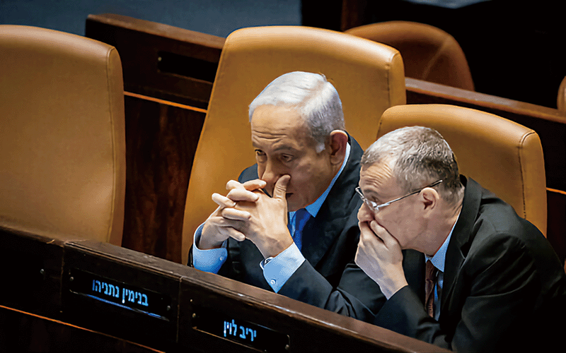 네타냐후 총리(왼쪽)와 야리브 레빈 법무장관이 지난 3월 6일 크네세트에서 사법개혁안 토론 과정을 협의하고 있다. photo THE TIMES OF ISRAEL