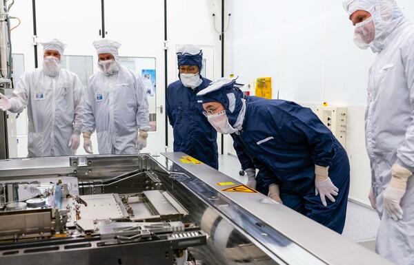 지난 2020년 네덜란드의 ASML 본사를 찾아 반도체 극좌외선 노광장비를 살펴보는 이재용 삼성전자 회장(오른쪽 두번째). photo 뉴시스 