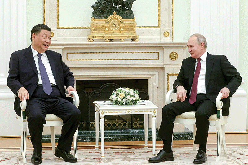 지난 3월 20일 러시아를 방문한 시진핑 중국 국가주석(왼쪽)이 크렘린궁에서 푸틴 대통령과 얘기를 나누고 있다. photo 뉴시스
