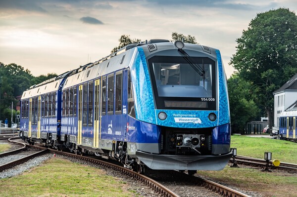 프랑스 알스톰사가 제작한 수소열차 '코라디아 아이린트'. 지난 2022년부터 독일에서 세계 최초 상업운전을 시작했다. photo 알스톰