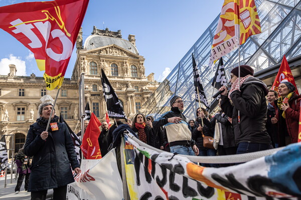 루브르 박물관 직원들이 27일(현지시각) 프랑스 파리에서 정부 연금 개혁에 항의하기 위해 루브르 피라미드 앞에서 시위를 하던 중 박물관 입구를 막고 있다. photo 연합뉴스