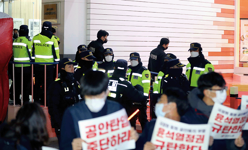 지난 1월 18일 ‘간첩단 의혹’과 관련해 압수수색을 마친 국가정보원 관계자들이 서울 정동 민주노총에서 나오고 있다. photo 뉴시스