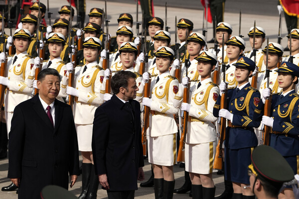 지난 4월 6일 오후, 중국 베이징 인민대회당 앞에서 인민해방군 여군의장대를 사열하는 시진핑 중국공산당 총서기 겸 국가주석과 에마뉘엘 마크롱 프랑스 대통령(오른쪽). photo 뉴시스