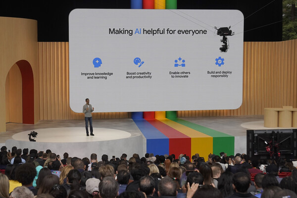 지난 5월 10일(현지시간) 순다르 피차이 구글 CEO가 연례 개발자 회의에서 발표하고 있다. photo 뉴시스