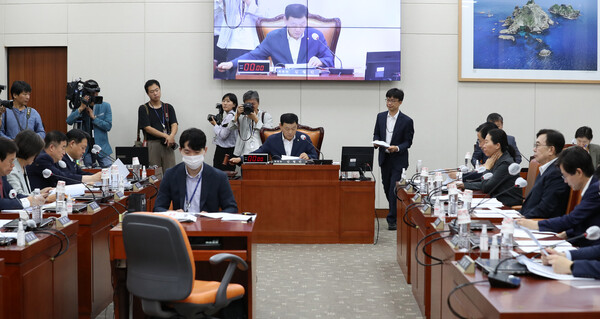 김철민 국회 교육위원회 위원장이 지난 9월 15일 서울 여의도 국회에서 열린 전체회의에서 '교권보호 4법'을 통과시키고 있다. photo 뉴시스