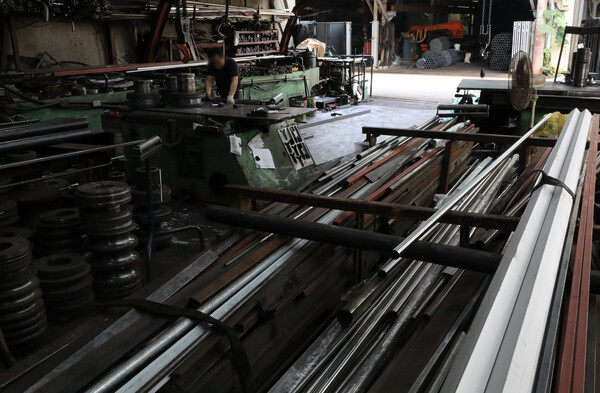 서울 영등포구 문래동 철공소 밀집 지역의 한 금속 제조·가공 업체의 모습. photo 뉴시스