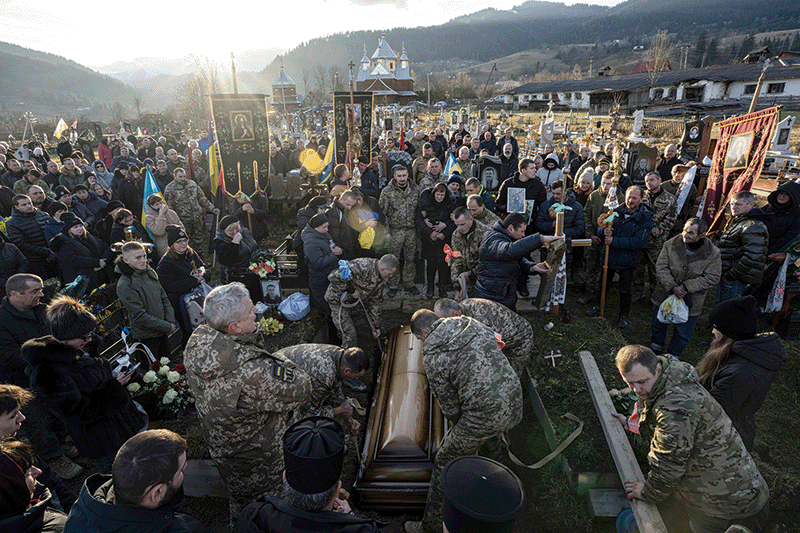 지난해 12월 29일 우크라이나 크라스닉 마을에서 치러진 병사들의 장례식. 우크라이나 잘루즈니 참모총장은 강력하게 방어망을 구축한 러시아군을 상대로 공격을 지속할 경우 많은 희생자가 발생할 것을 우려하고 있다고 알려진다. photo뉴시스
