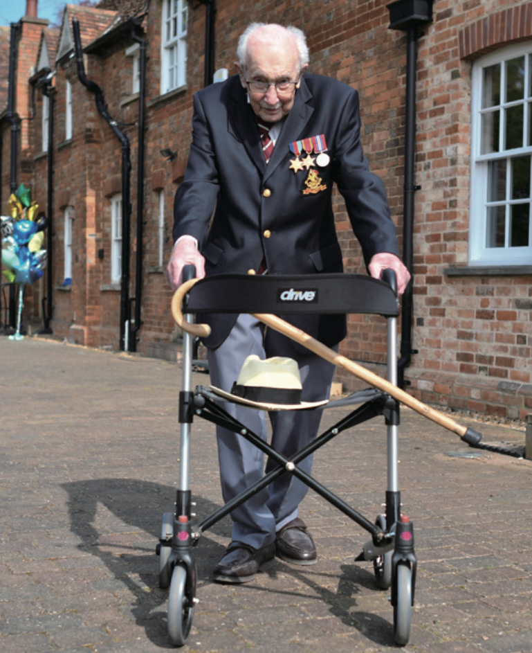 2020년 4월 100세 생일을 기념해 직접 자신의 집 정원을 100바퀴 도는 것으로 자선모금 행사를 벌여 251억원을 모은 퇴역 군인 톰 무어. photo 뉴시스