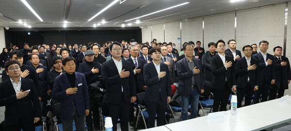 신당 창당을 준비 중인 이준석(왼쪽 네번째) 전 국민의힘 대표가 1일 오전 서울역 대회의실에서 열린 개혁신당 신년 하례회에서 천하람, 이기인 개혁신당 창당준비위원장을 비롯한 참석자들과 국민의례를 하고 있다. photo 뉴시스