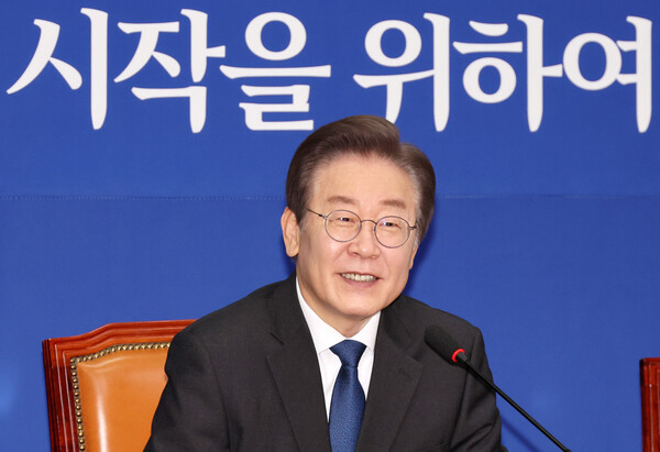 피습 보름 만에 당무에 복귀한 이재명 더불어민주당 대표가 17일 오전 서울 여의도 국회에서 열린 최고위원회의에서 발언을 하고 있다. photo 뉴시스