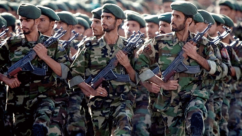 사열하고 있는 이란 정예군인 이슬람혁명수비대. photo 로이터