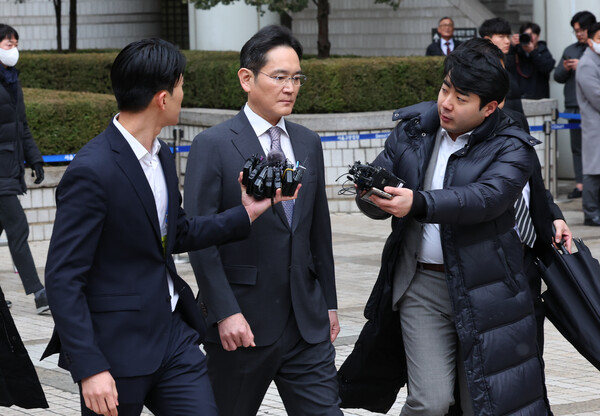 제일모직과 삼성물산의 '부당합병' 의혹으로 기소된 이재용 삼성전자 회장이 5일 서울 서초구 서울중앙지법에서 열린 자본시장과 금융투자업에 관한 법률 위반 등 혐의 관련 1심에서 무죄를 선고 받은 후 법원을 나서고 있다. photo 뉴시스