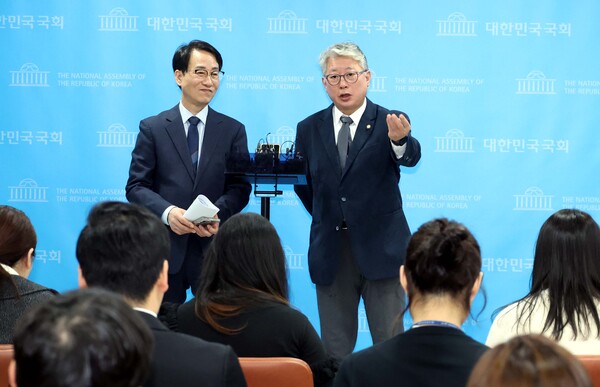 조응천, 이원욱 무소속 의원이 6일 오전 서울 여의도 국회 소통관에서 '5대 핵심가치 발표' 및 '제3지대 통합을 위한 공천방안 제안' 기자회견을 마치고 취재진의 질문에 답변하고 있다. photo 뉴시스