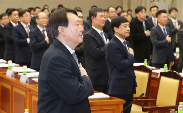 윤석열 당시 검찰총장(왼쪽)과 이성윤 당시 중앙지검장(오른쪽 맨 앞)이 지난 2020년 서울 서초구 대검찰청에서 열린 '제21대 국회의원 선거 대비 전국 지검장 회의'에서 나란히 서서 국기에 경례하고 있다. photo 뉴시스